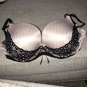Black and pink Victoria’s Secret bra 34DD